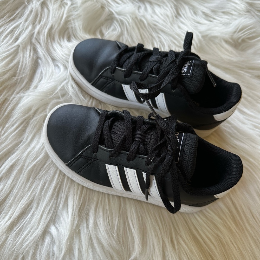 Adidas sneaker tennis shoes
